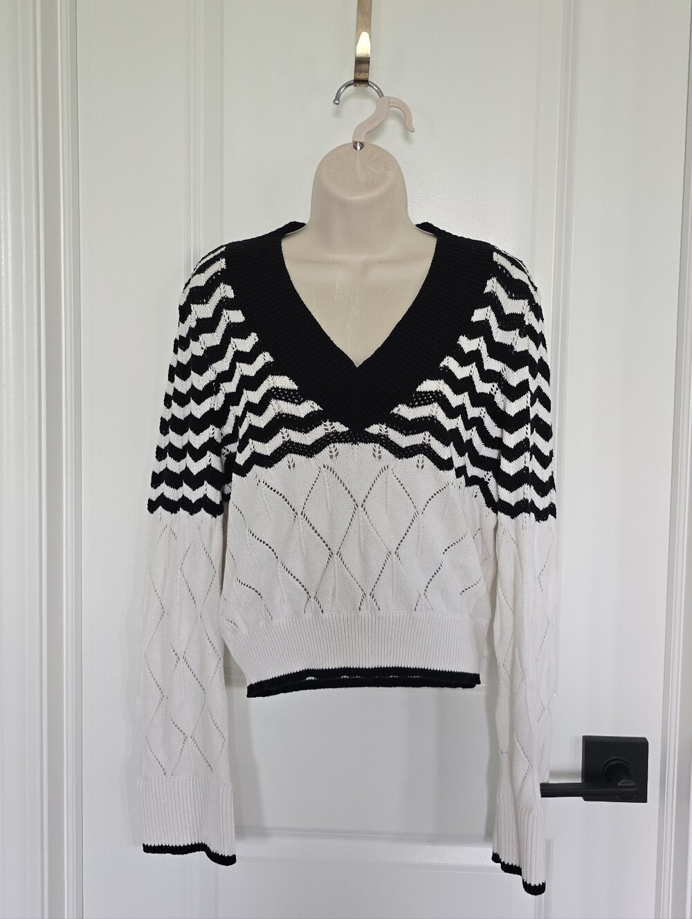 NWT Express Black and White V-Neck Knit Sweater Sz Smakl